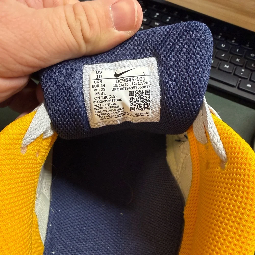 Nike Air Max in Navy and Gold - Picture 7 of 7